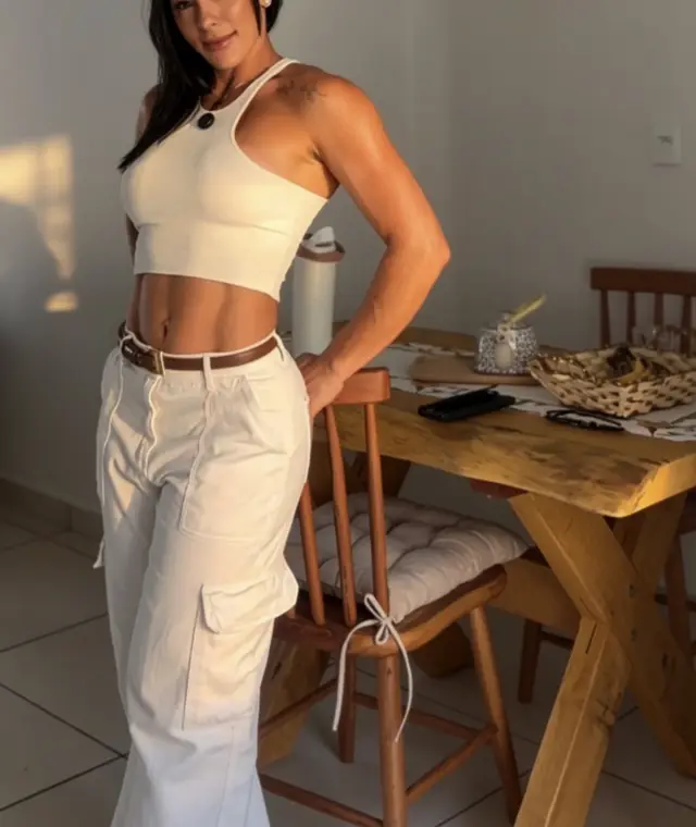 Mara Bataglia em look casual no fim do dia