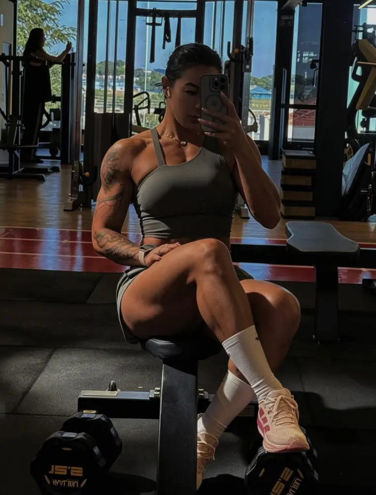 Mara Bataglia sentada no banco da academia